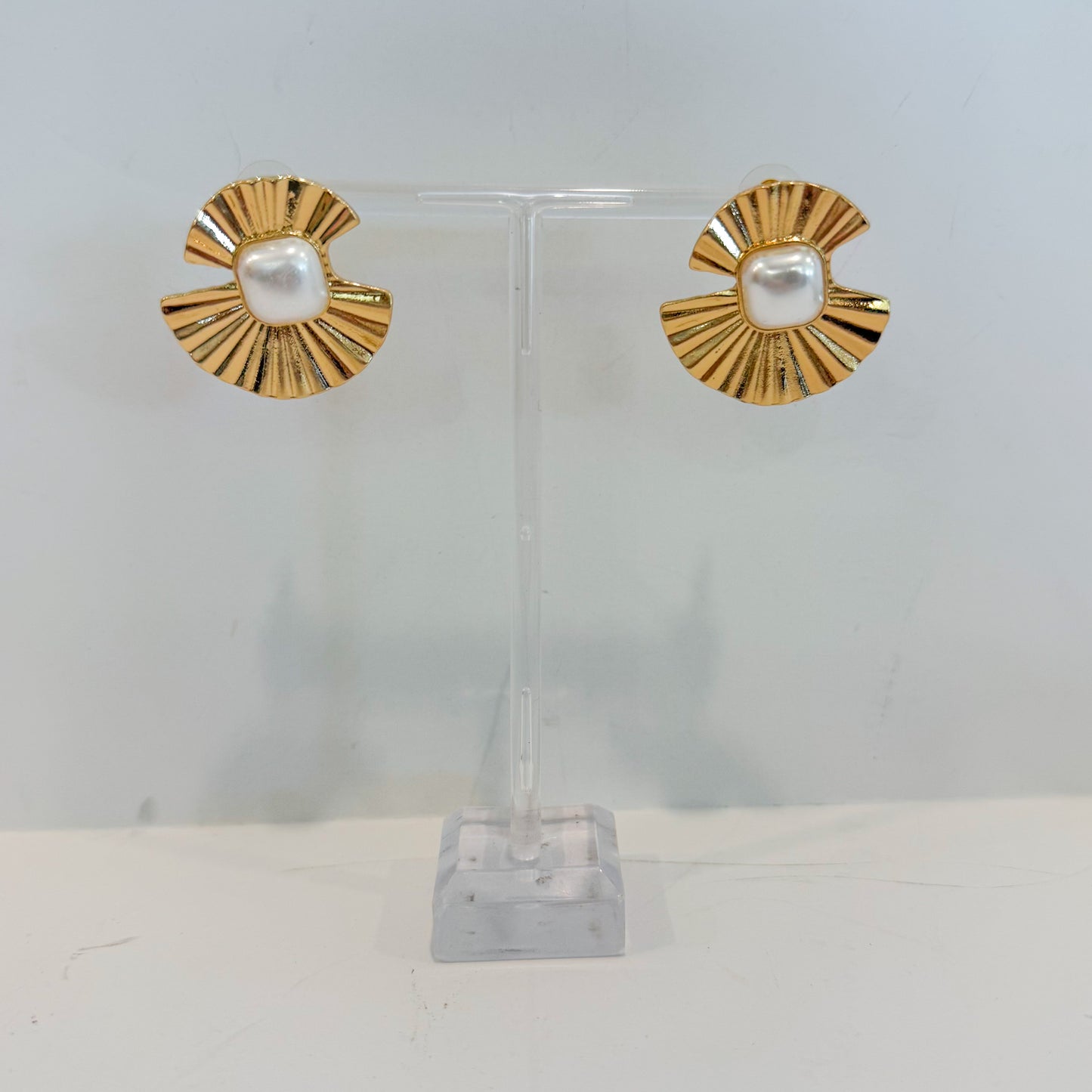 Textured gold pearl stud