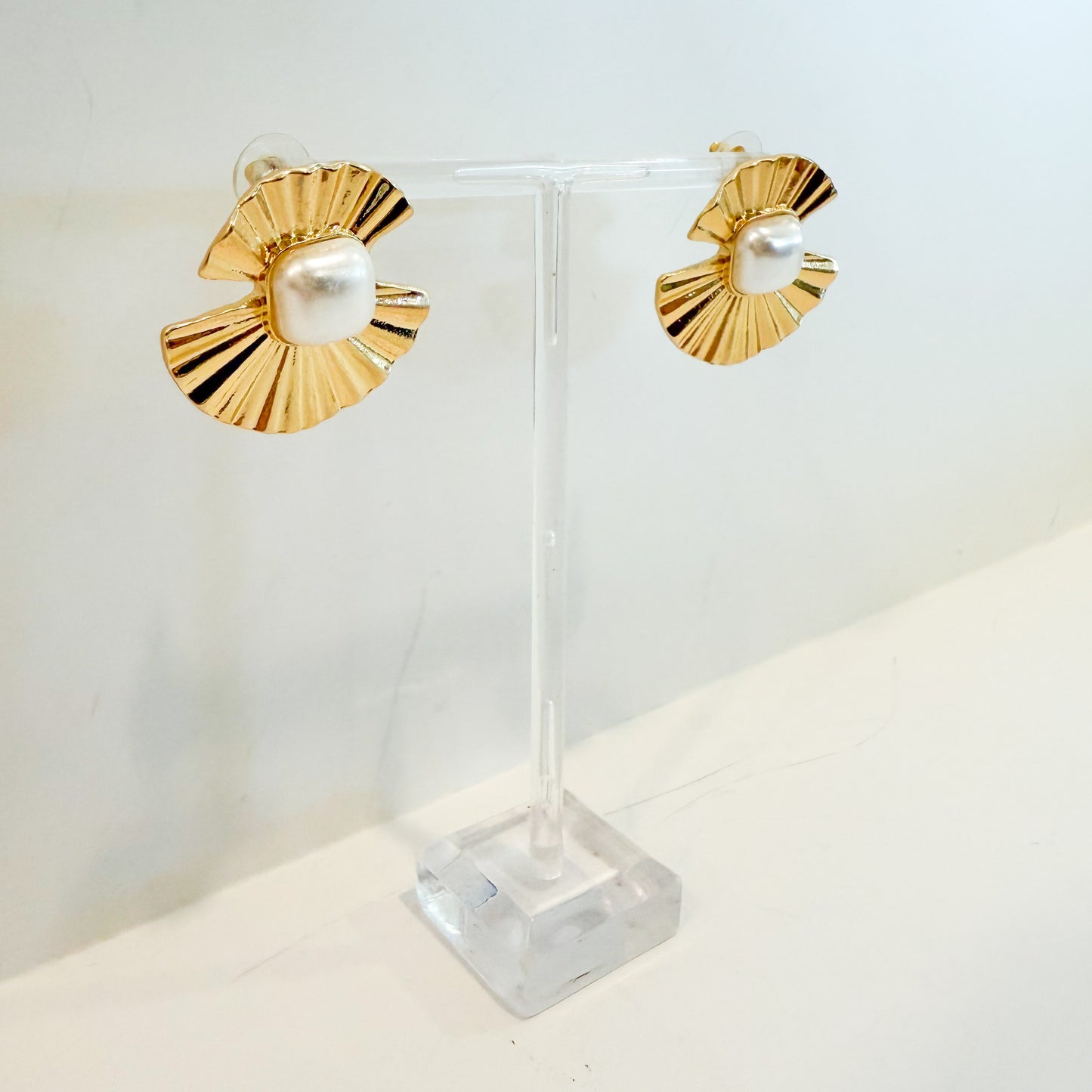 Textured gold pearl stud
