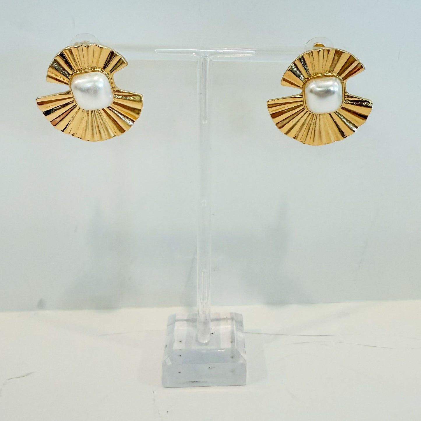 Textured gold pearl stud
