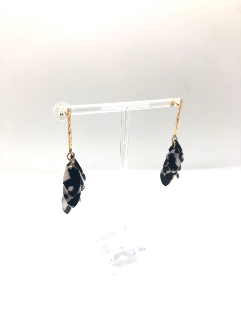 Can’t Resist Black Earring