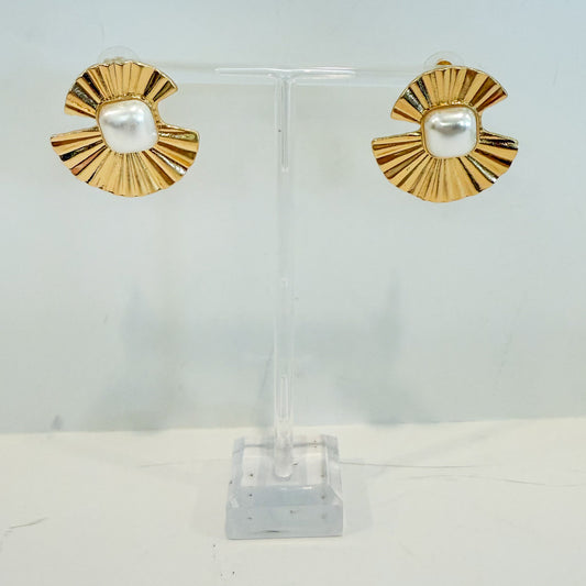 Textured gold pearl stud